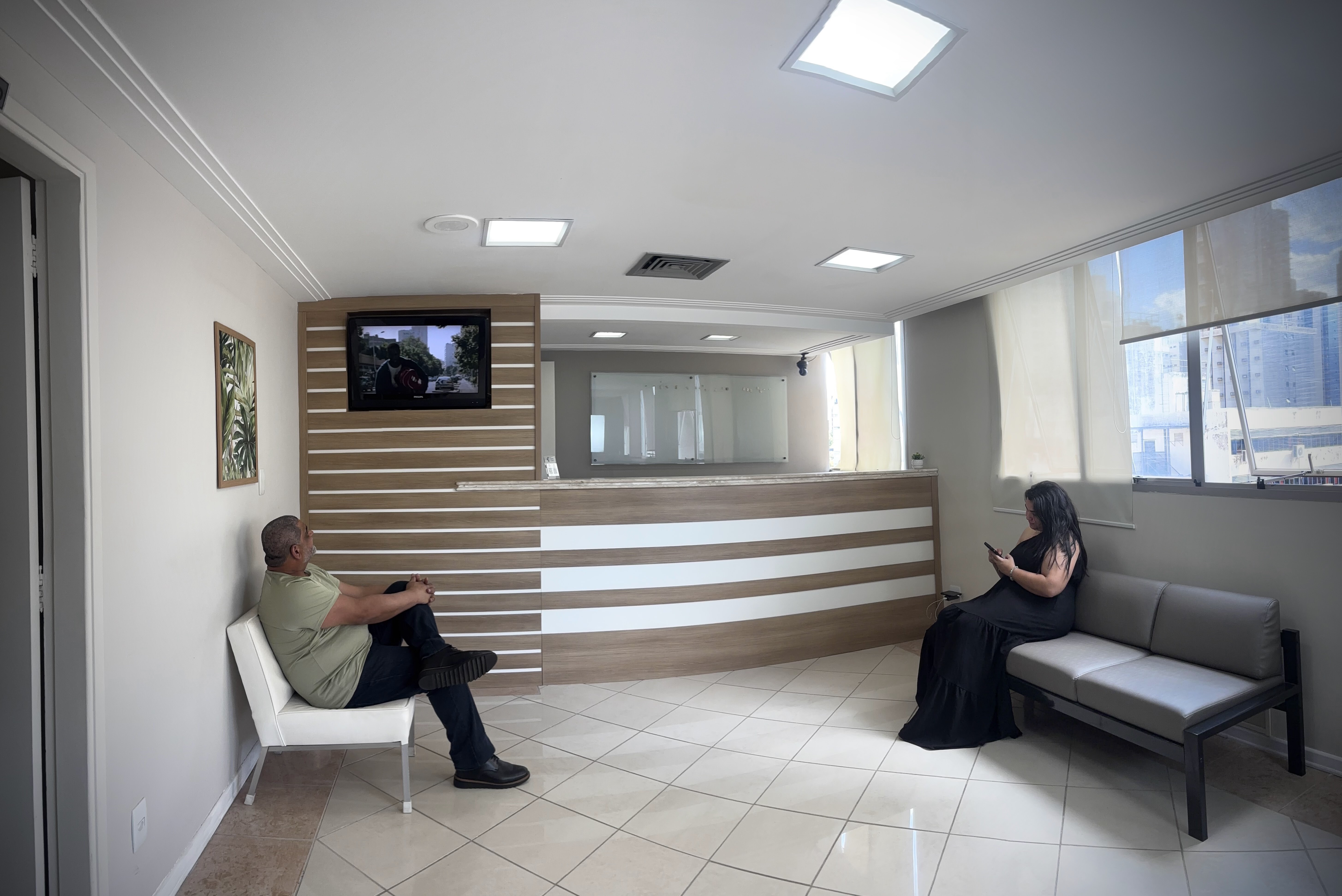 Recepção da SONOCLINIC — sala de espera acolhedora