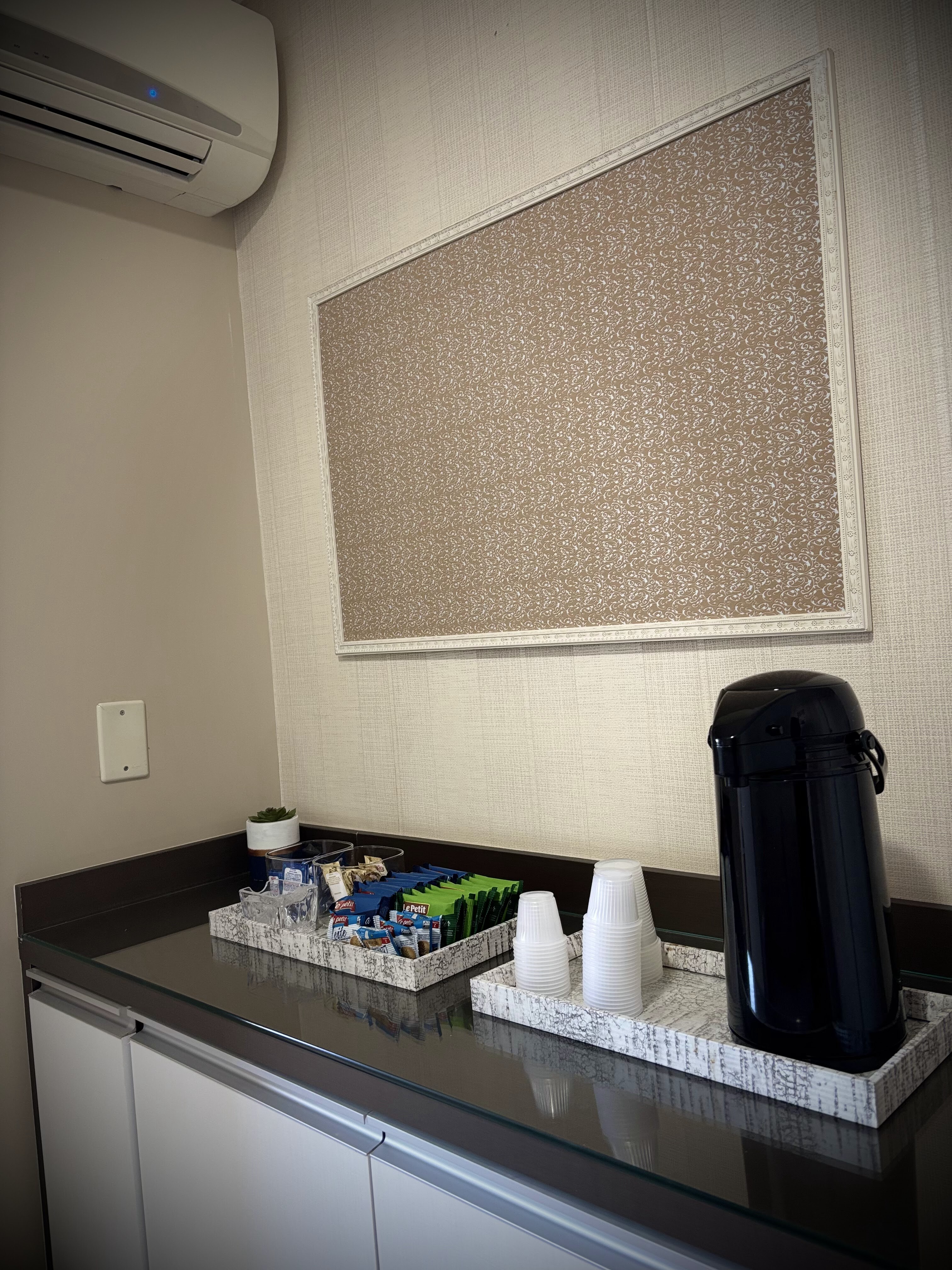 Estação de café e amenidades