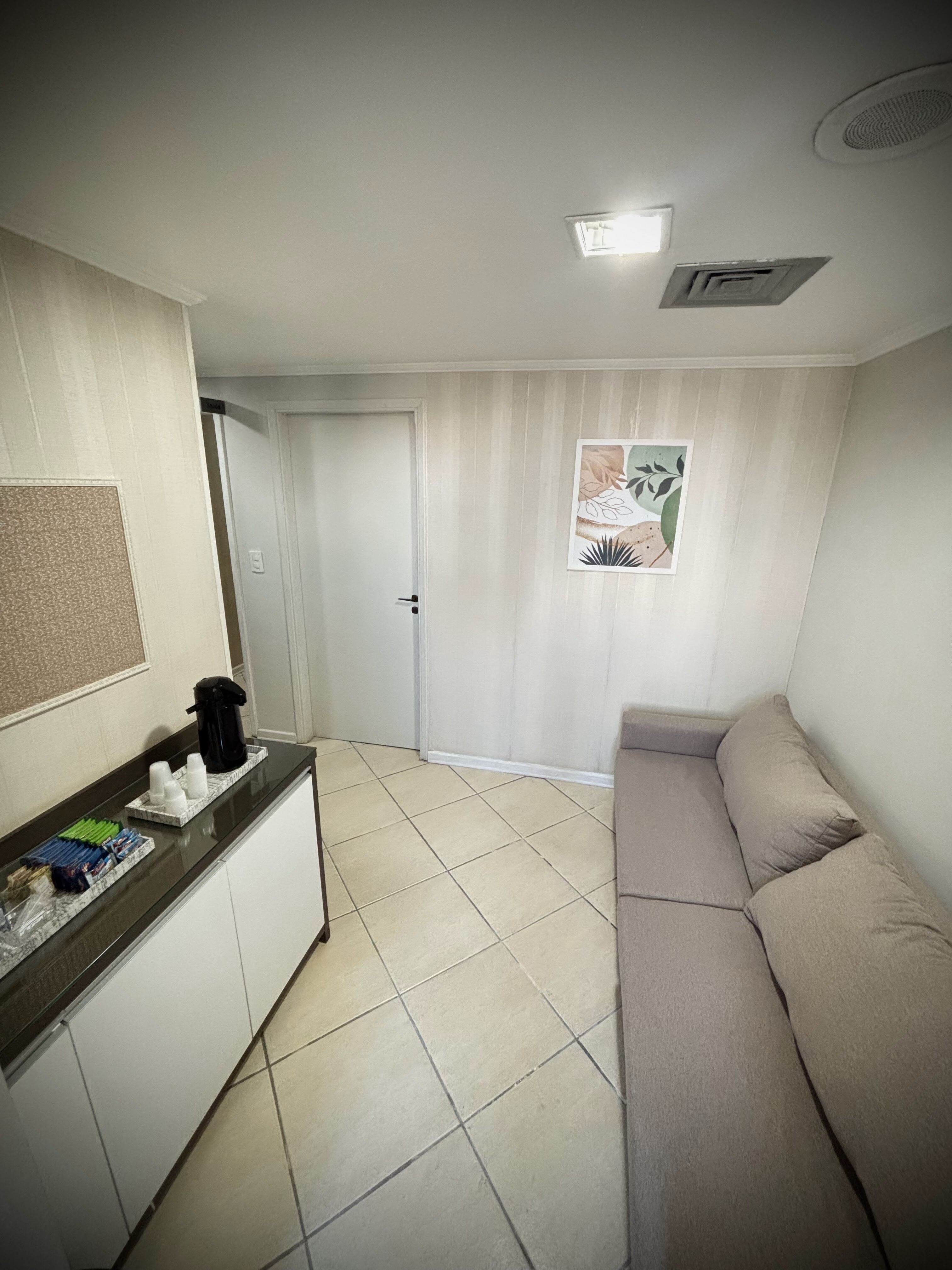 Sala de espera com café e sofá